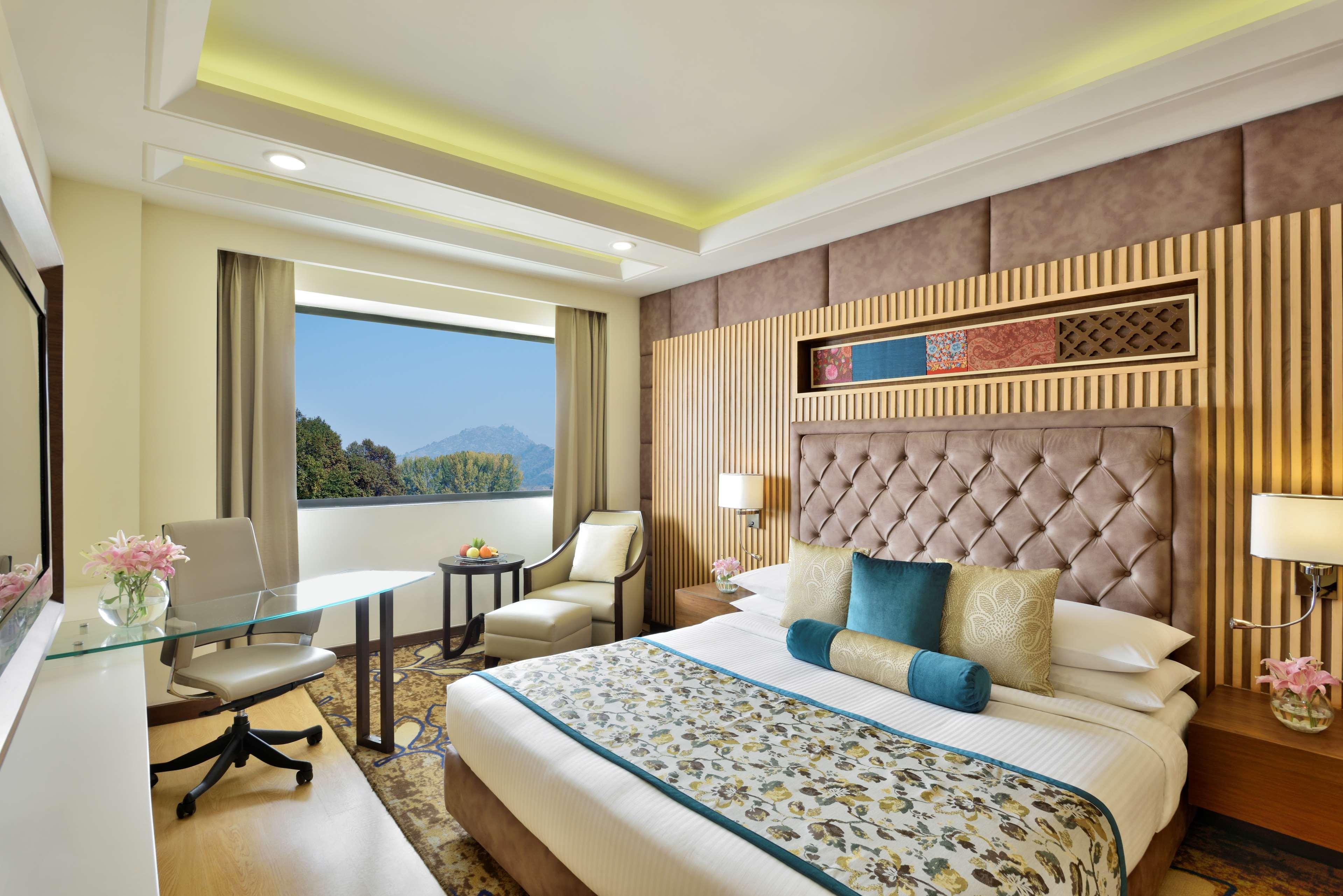Hotel Radisson Srinagar Exteriér fotografie
