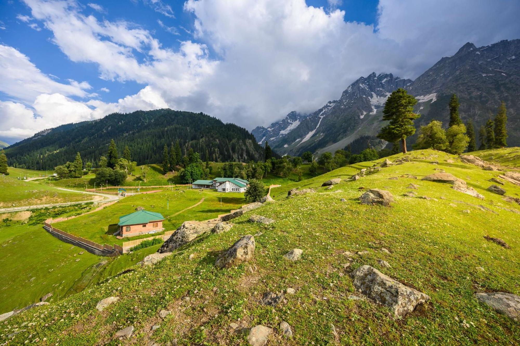 Hotel Radisson Srinagar Exteriér fotografie