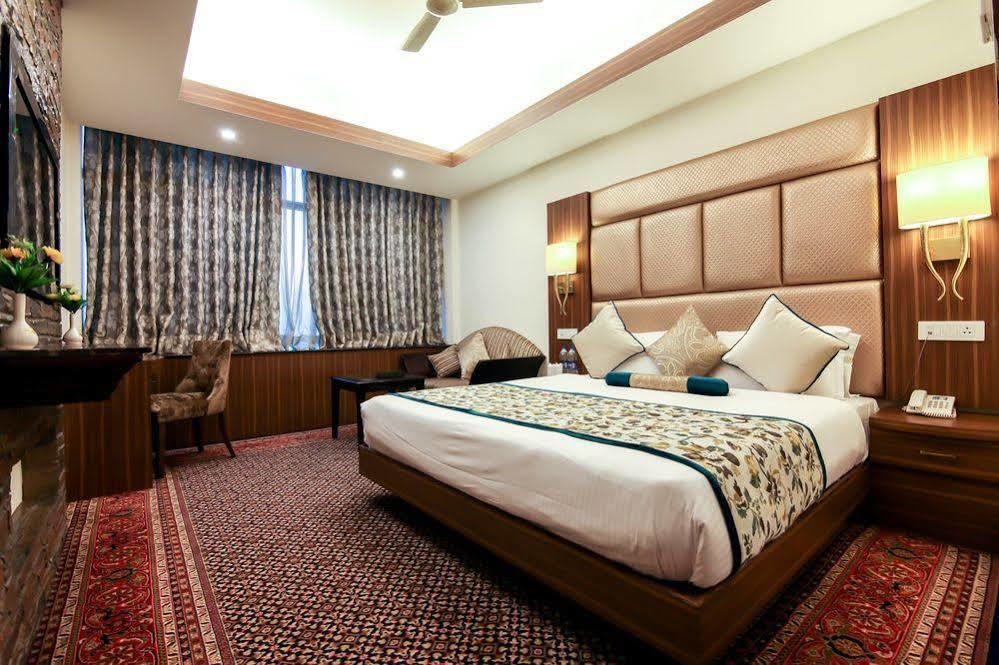 Hotel Radisson Srinagar Exteriér fotografie