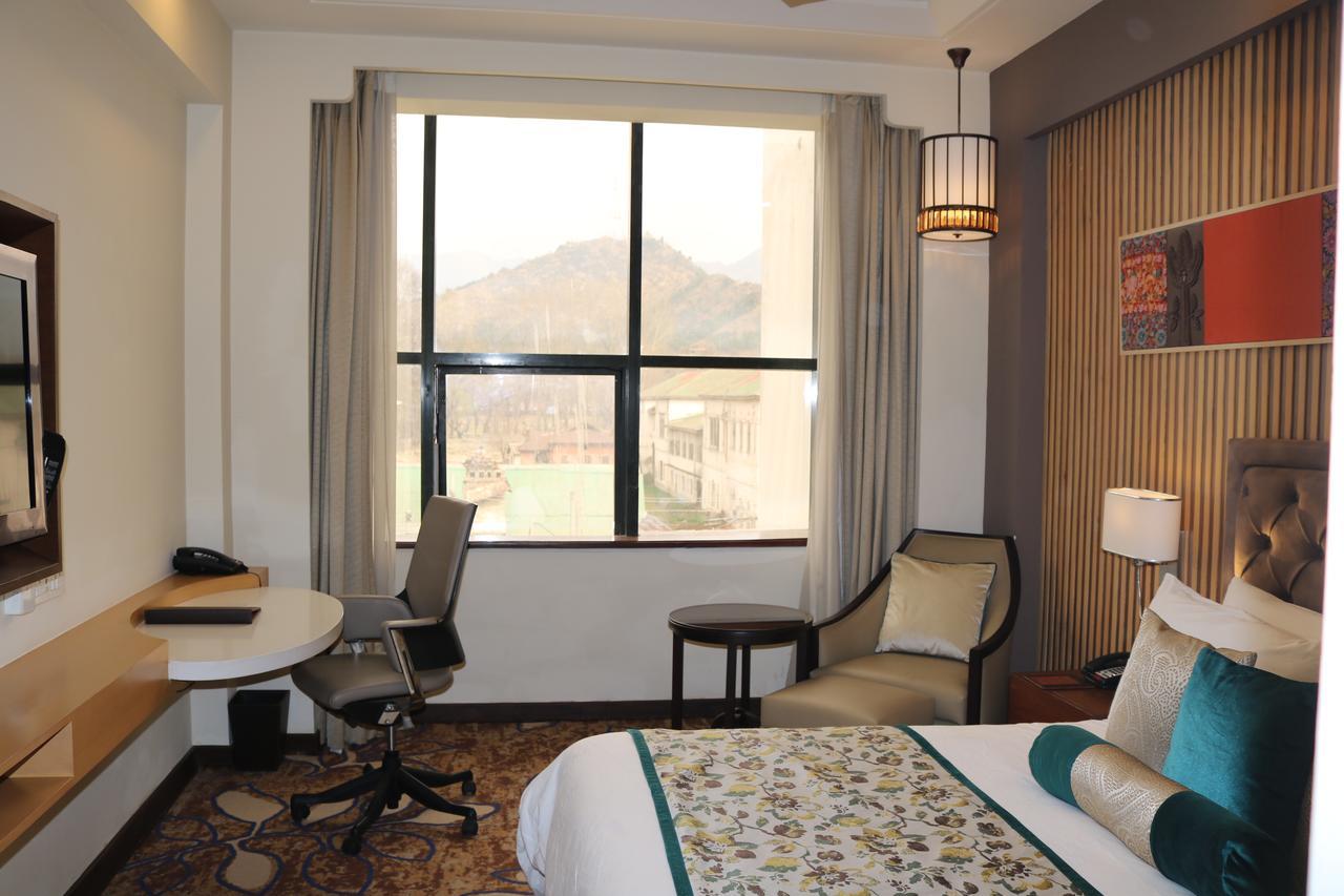 Hotel Radisson Srinagar Exteriér fotografie