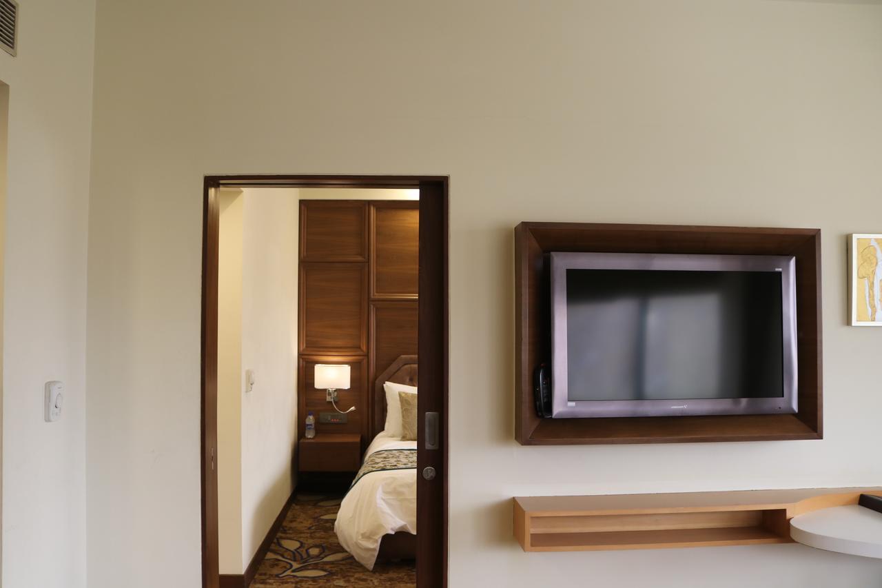 Hotel Radisson Srinagar Exteriér fotografie