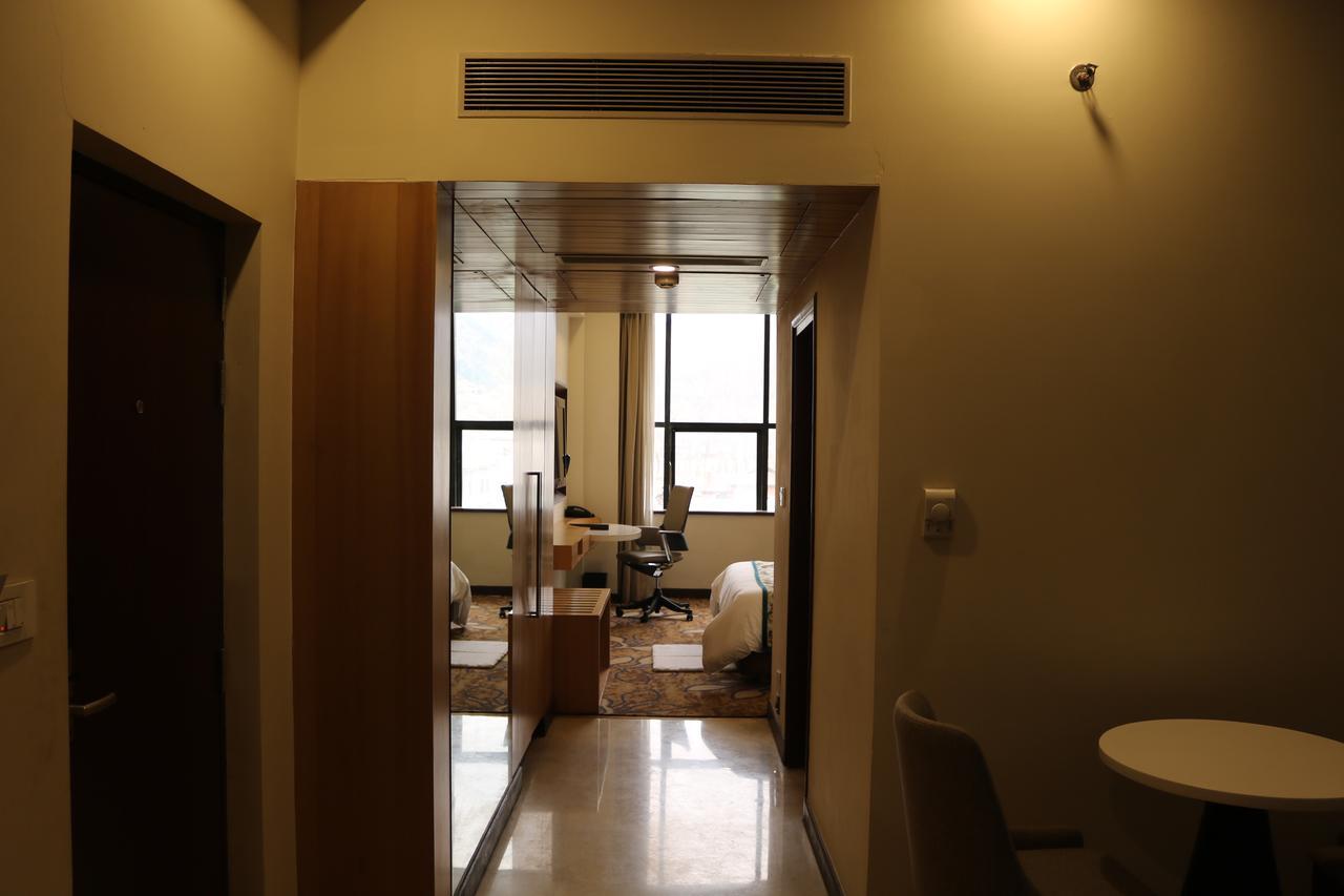 Hotel Radisson Srinagar Exteriér fotografie