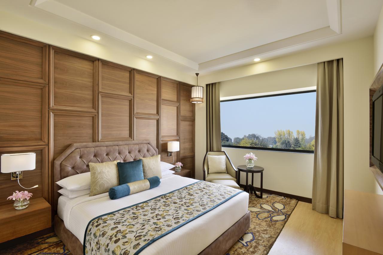 Hotel Radisson Srinagar Exteriér fotografie